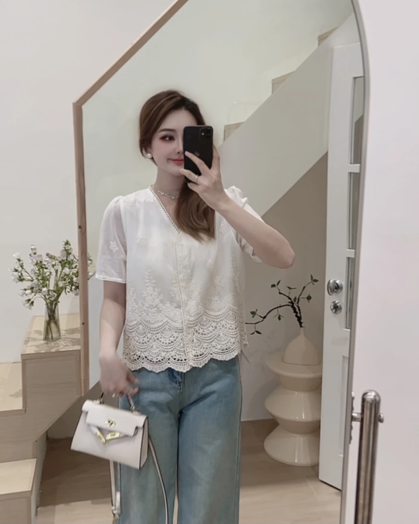 新款V领蕾丝绣花短袖衬衫女时尚宽松设计感百搭气质上衣