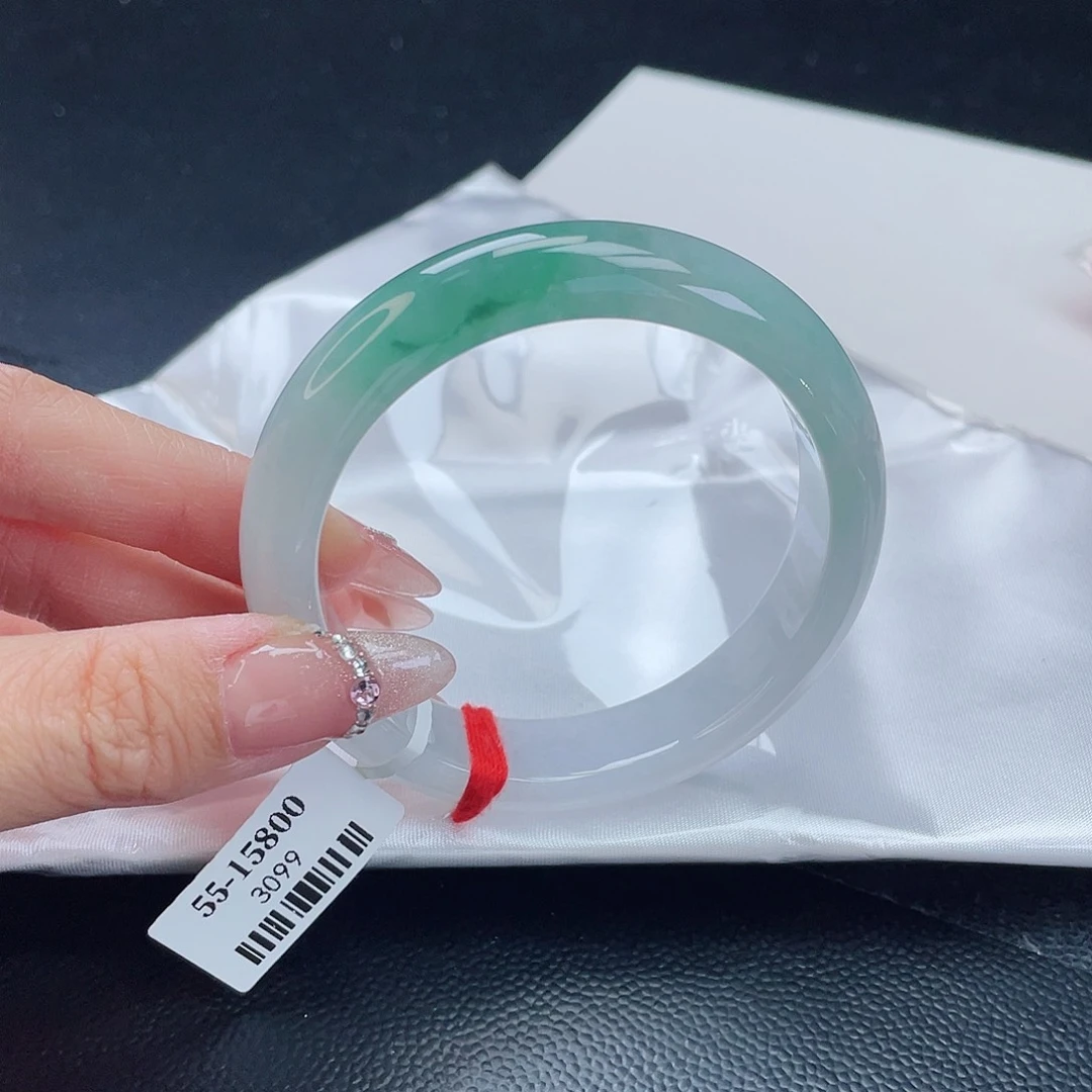 翡翠手镯未镶嵌翡翠