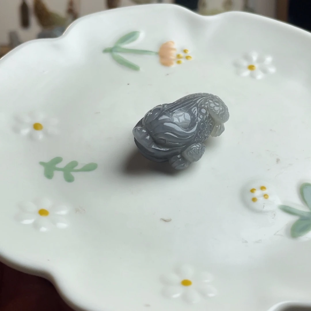 和田玉未镶嵌颈饰烟紫蟾