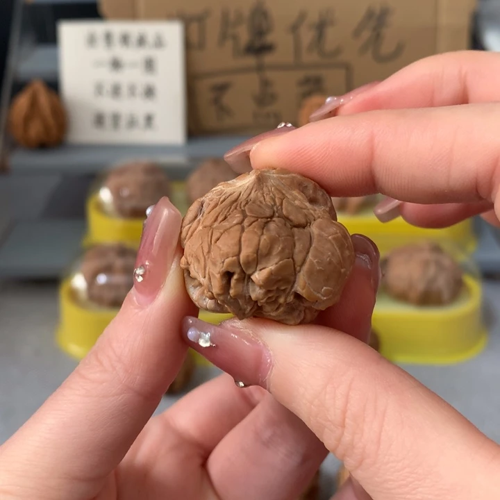 三***钱文玩核桃吊坠异形单只，有瑕疵