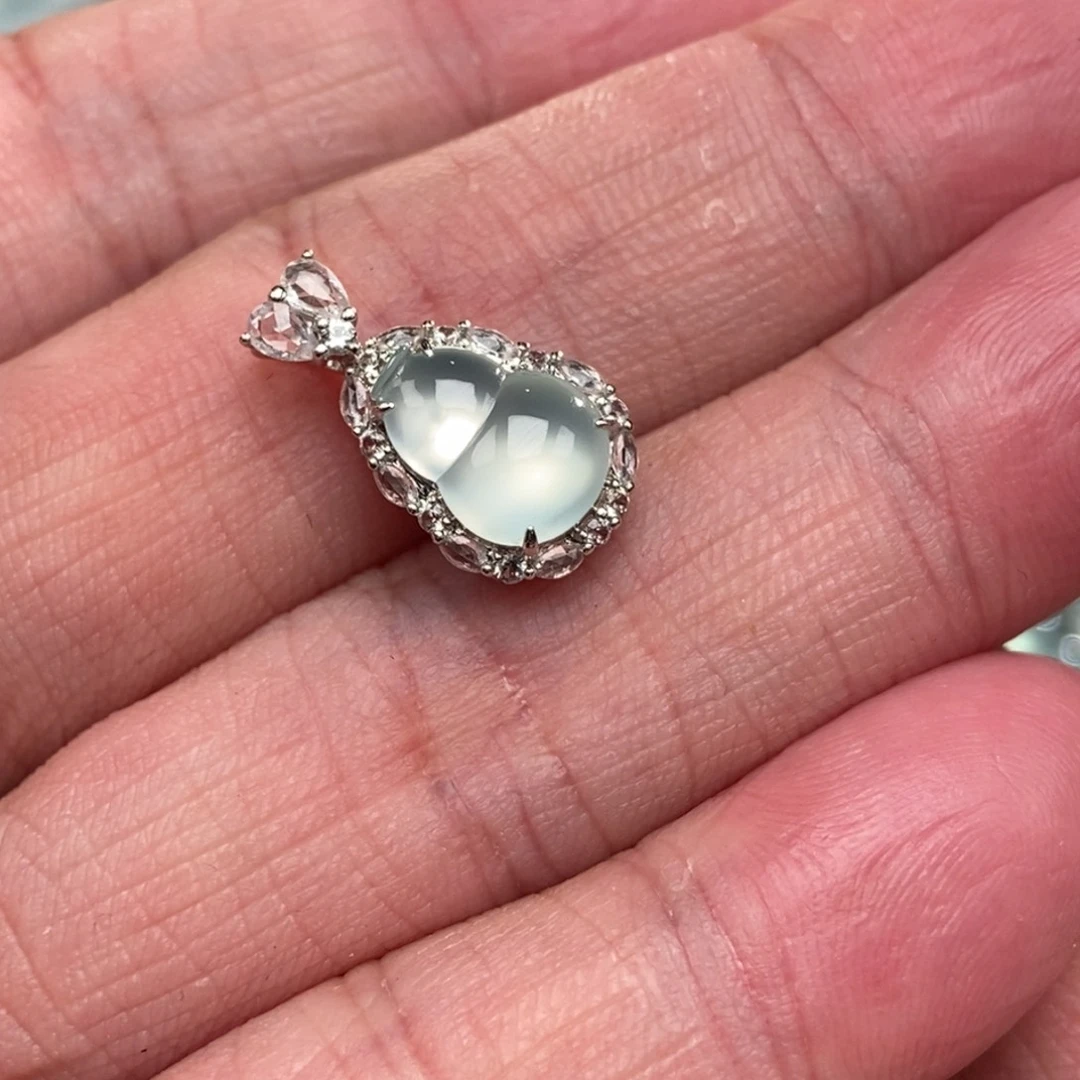 颈饰18K金镶嵌翡翠葫芦