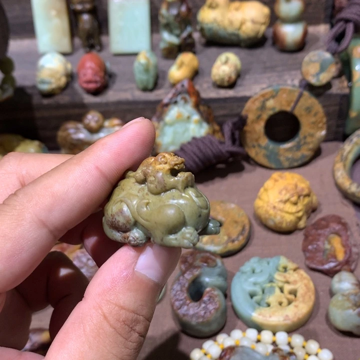 未镶嵌岫岩河磨玉（透闪石质玉）把件