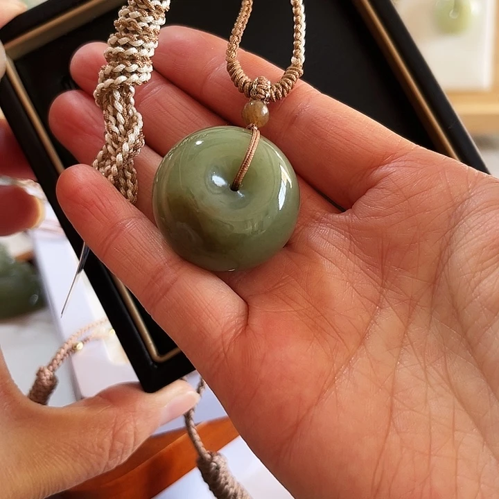 橘***司和田玉未镶嵌颈饰