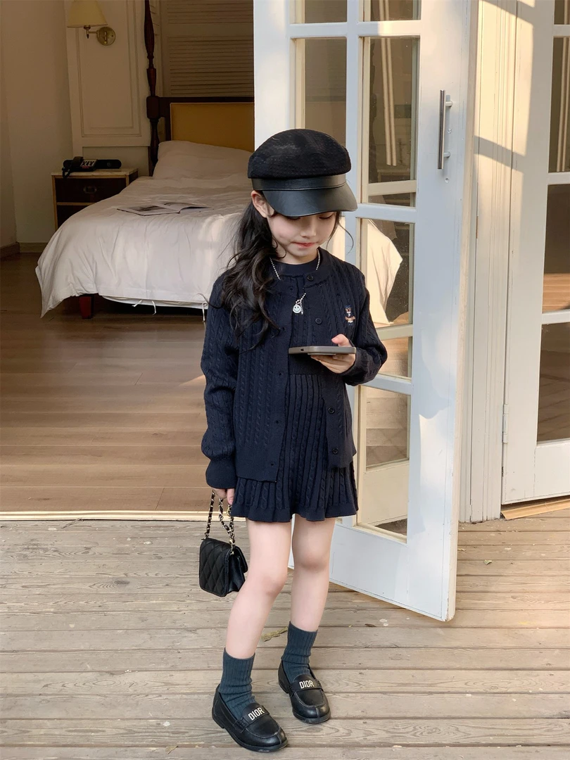 2025春季新款女童学院风套装儿童针织开衫+背心+半身裙三件套