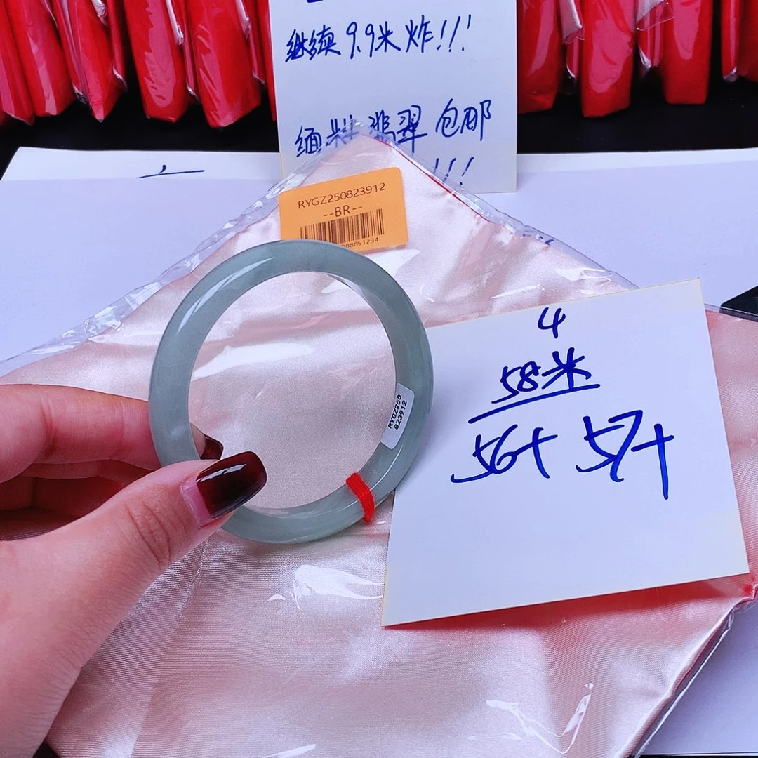 翡翠未镶嵌手镯4。