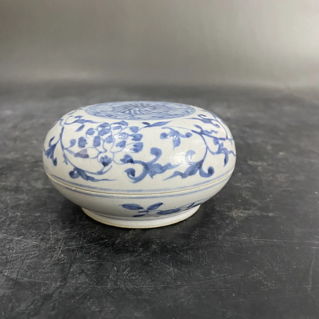 1352   青花花卉盖盒