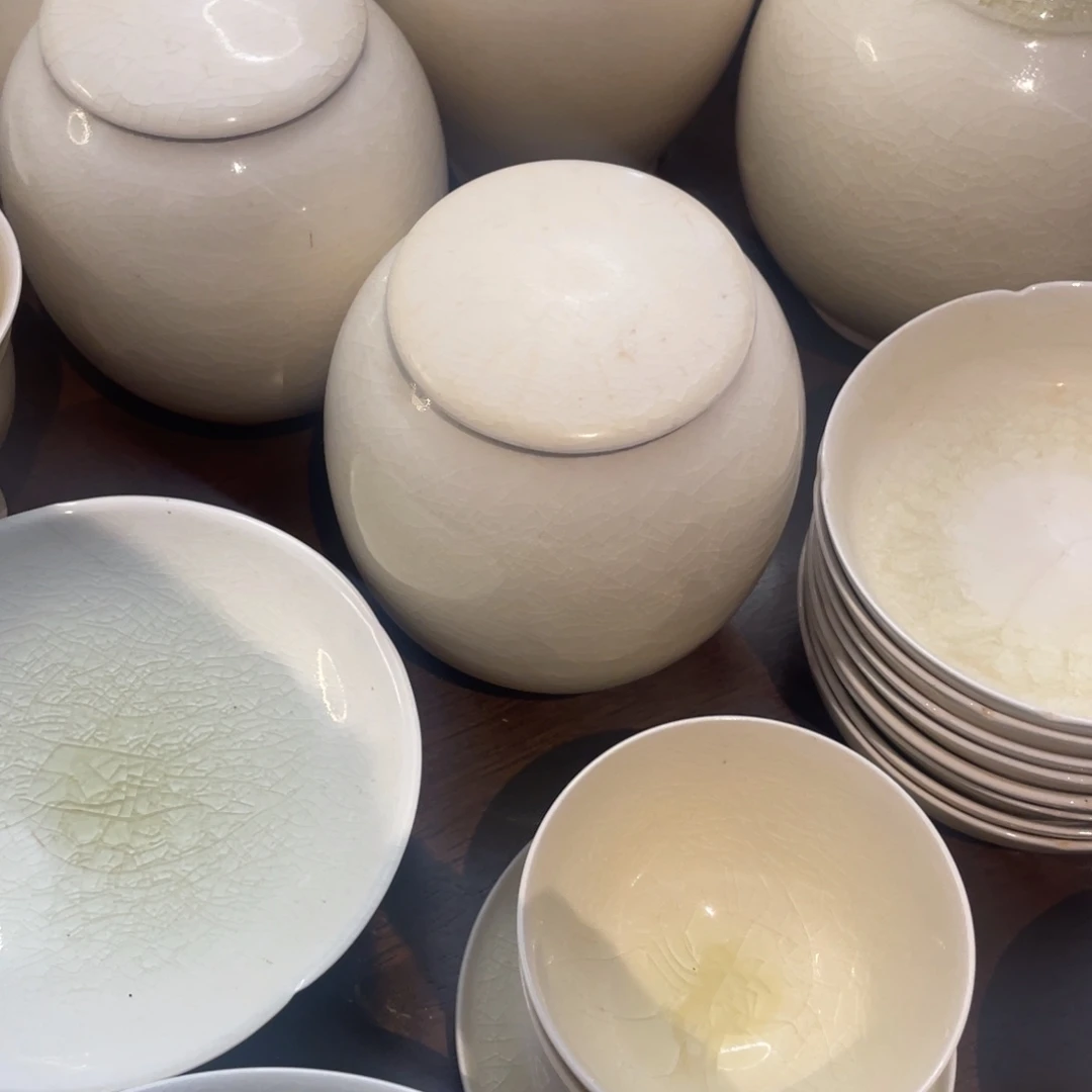 厚***来赏品隋白釉盖罐一个