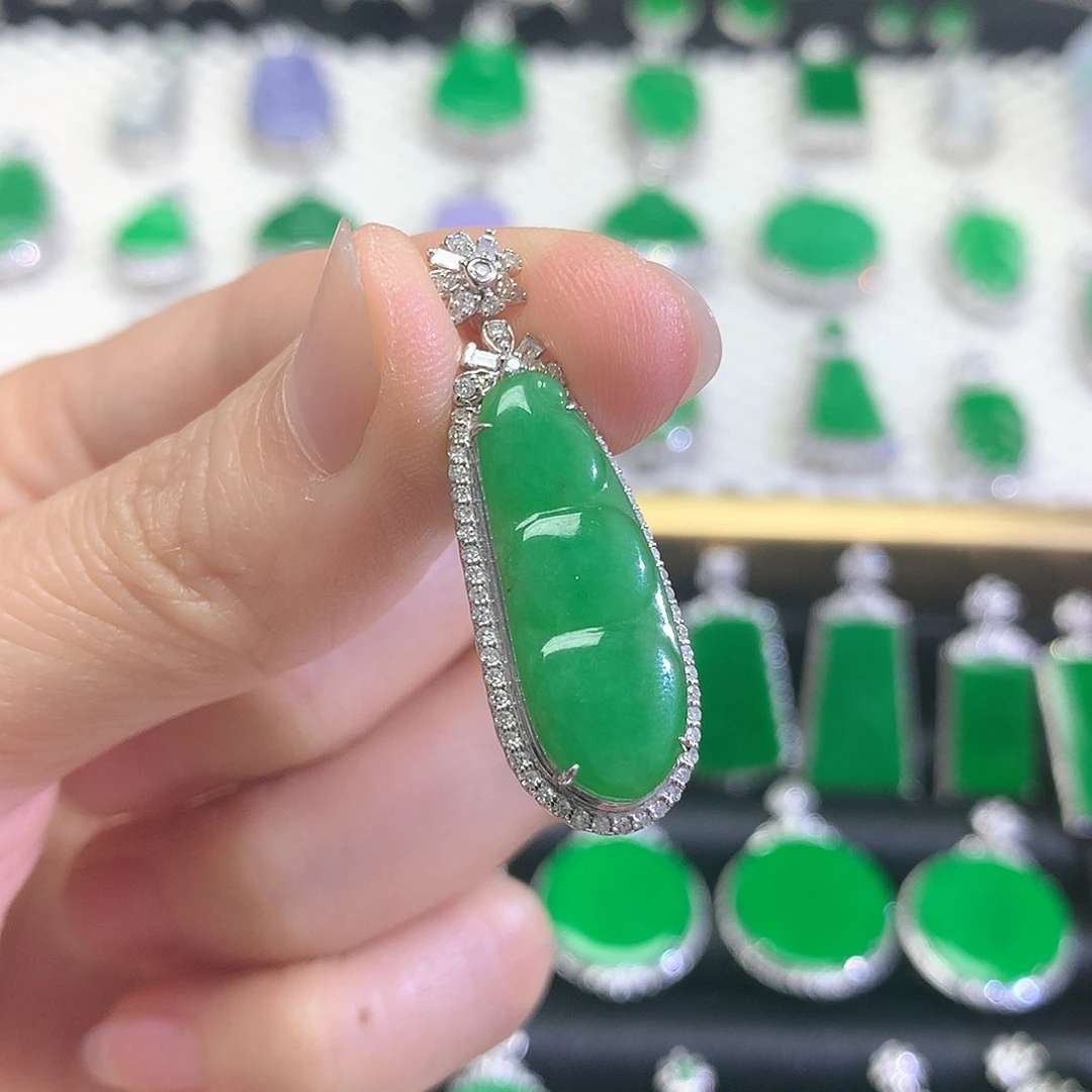 颈饰18K金镶嵌翡翠吊坠