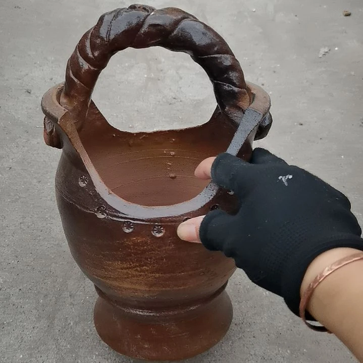 红陶瑕疵花篮一个