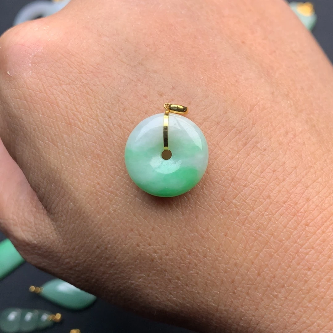 翡翠18K金镶嵌颈饰甜甜圈