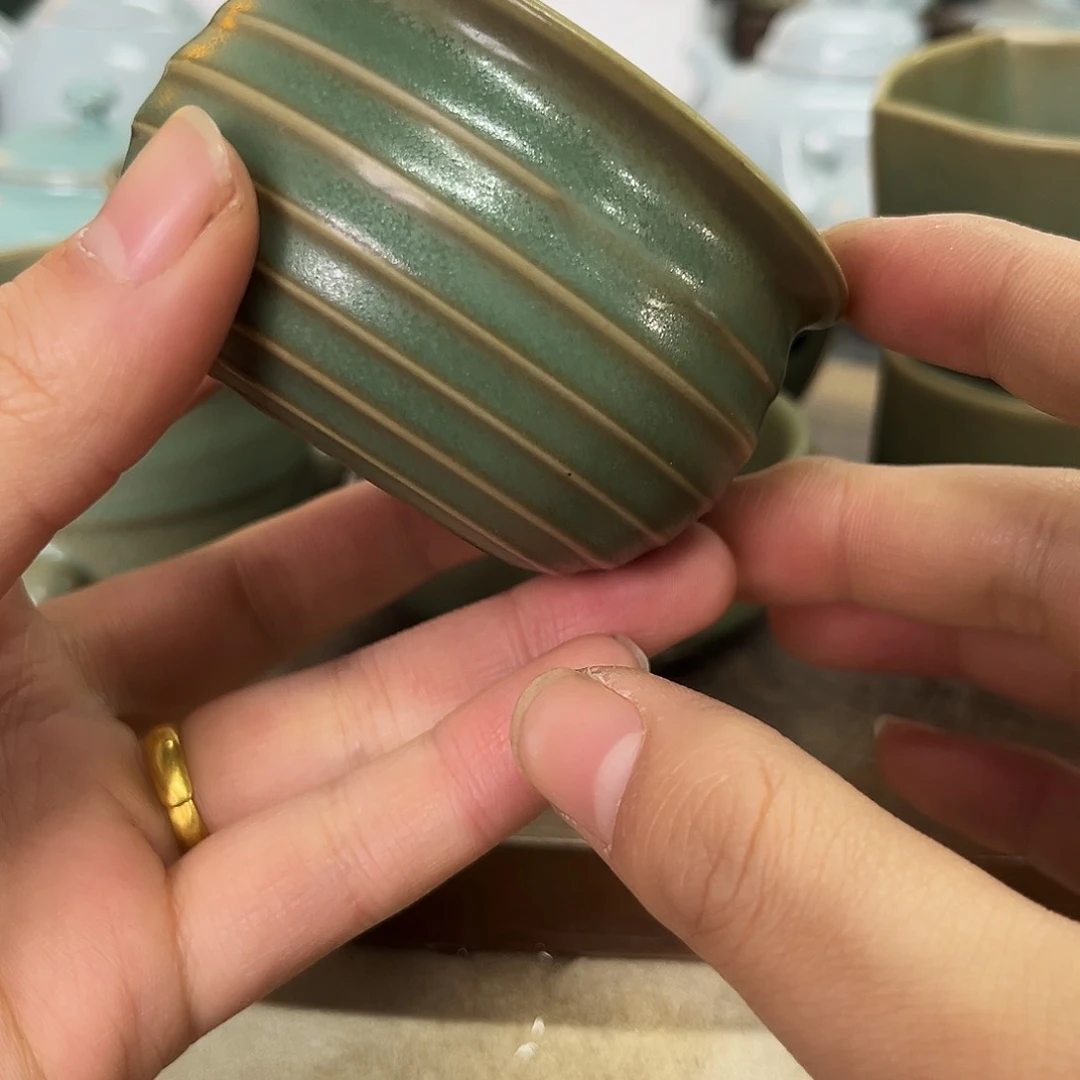 杯仿古老绿釉，微瑕