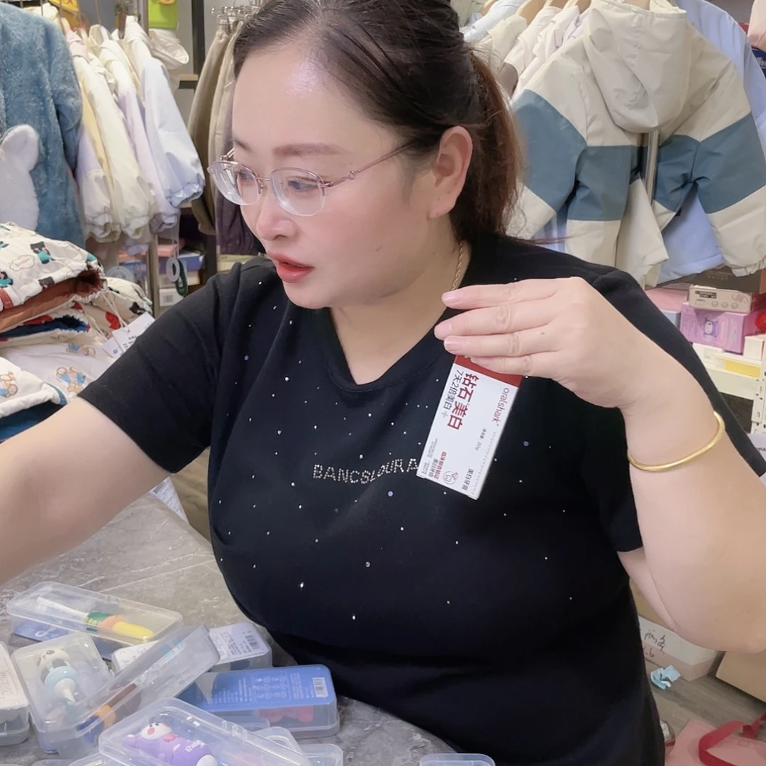 参某牙膏小样11支。