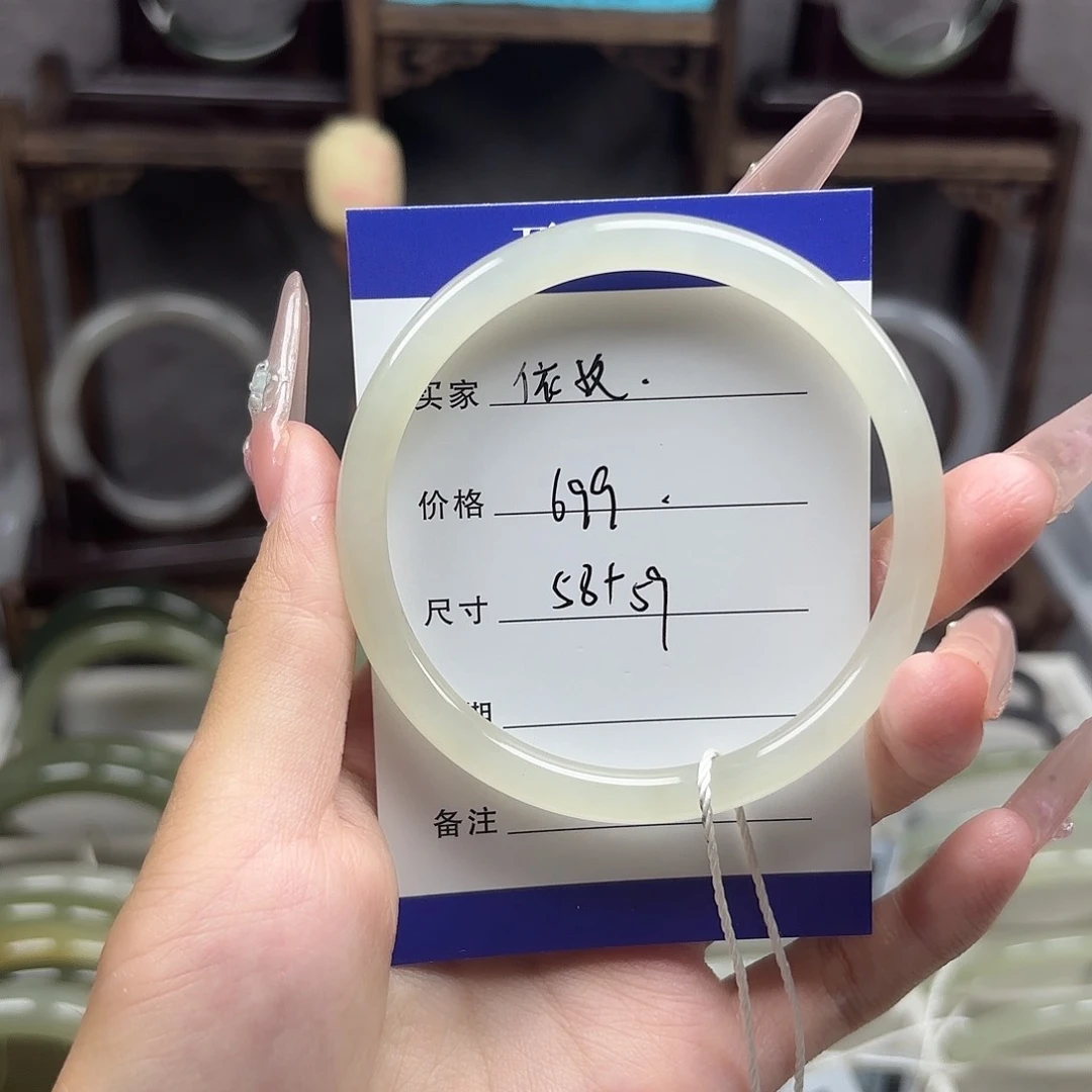 和田玉手镯未镶嵌依*