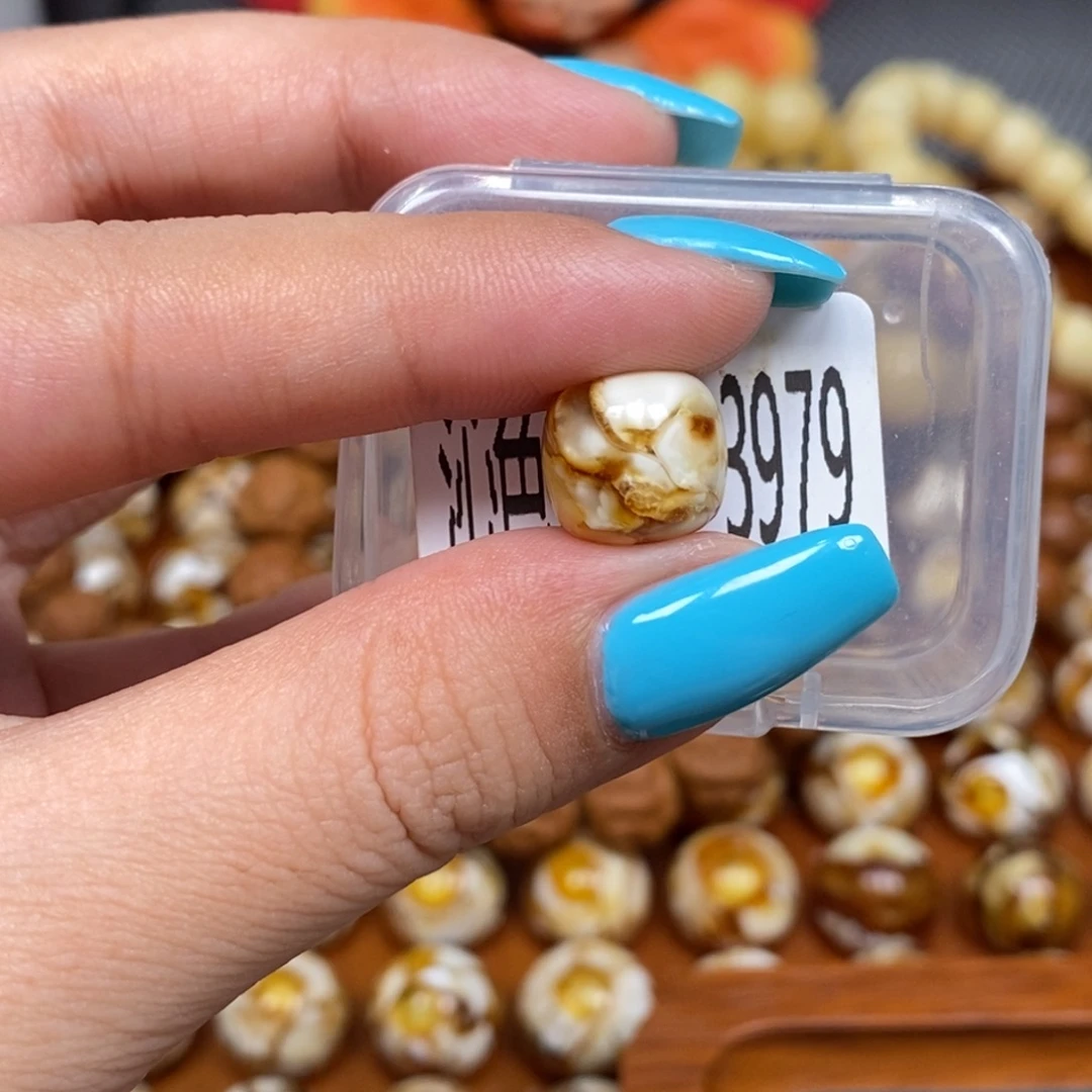 蜜蜡未镶嵌珠宝奇石3979