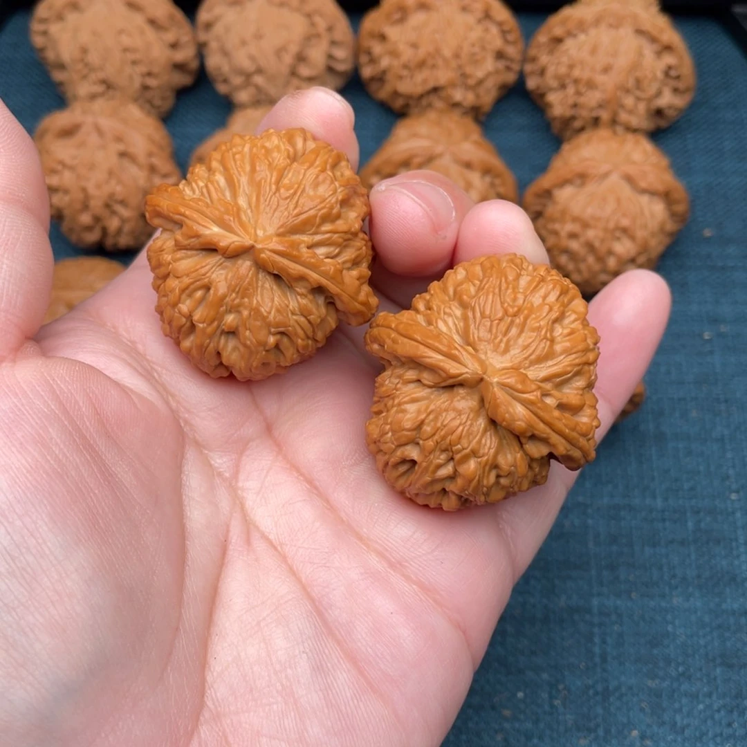 文玩核桃把件全品红皮白狮子40