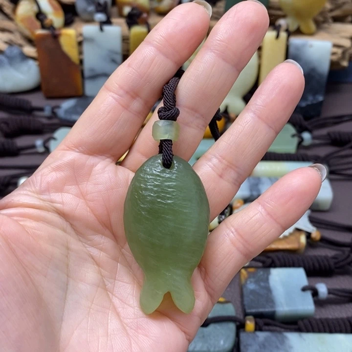 蛇纹石玉未镶嵌颈饰