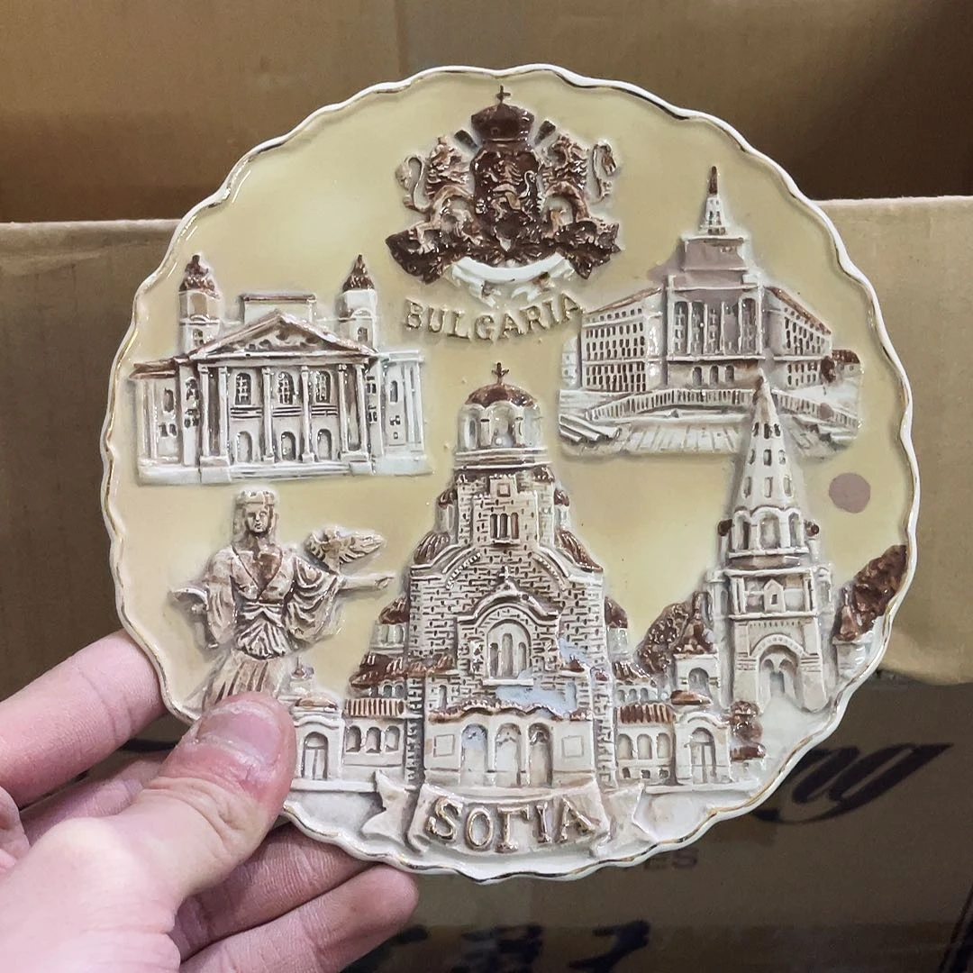 摆件   磕碰。封釉。