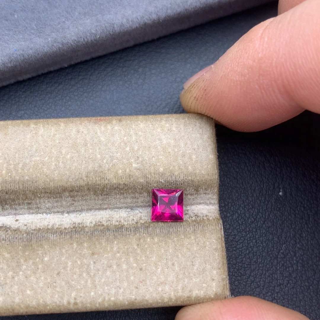 未镶嵌裸石碧玺0.83ct卢比来