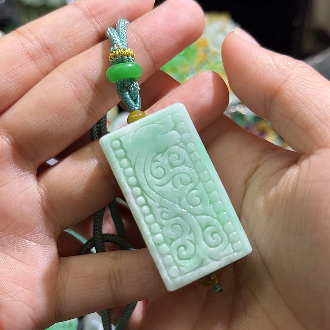 翡翠未镶嵌颈饰待编织