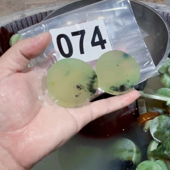 未镶嵌蛇纹石玉珠宝奇石