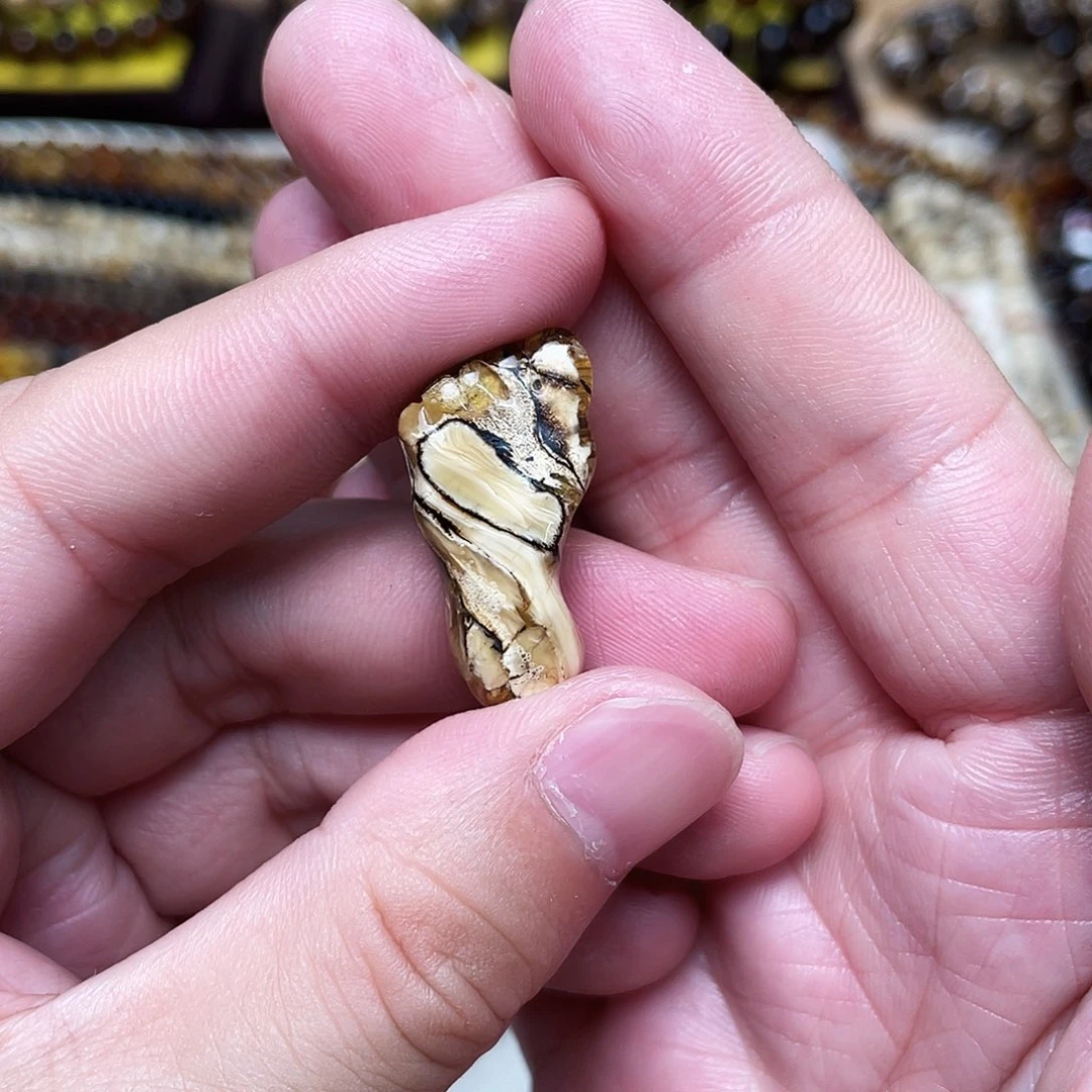 未镶嵌琥珀裸石大