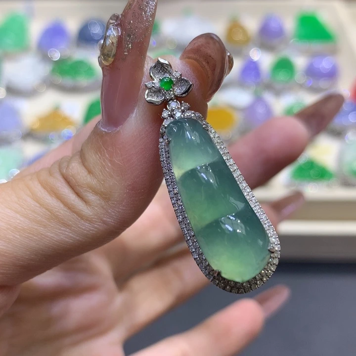 翡翠颈饰18K金镶嵌翡翠