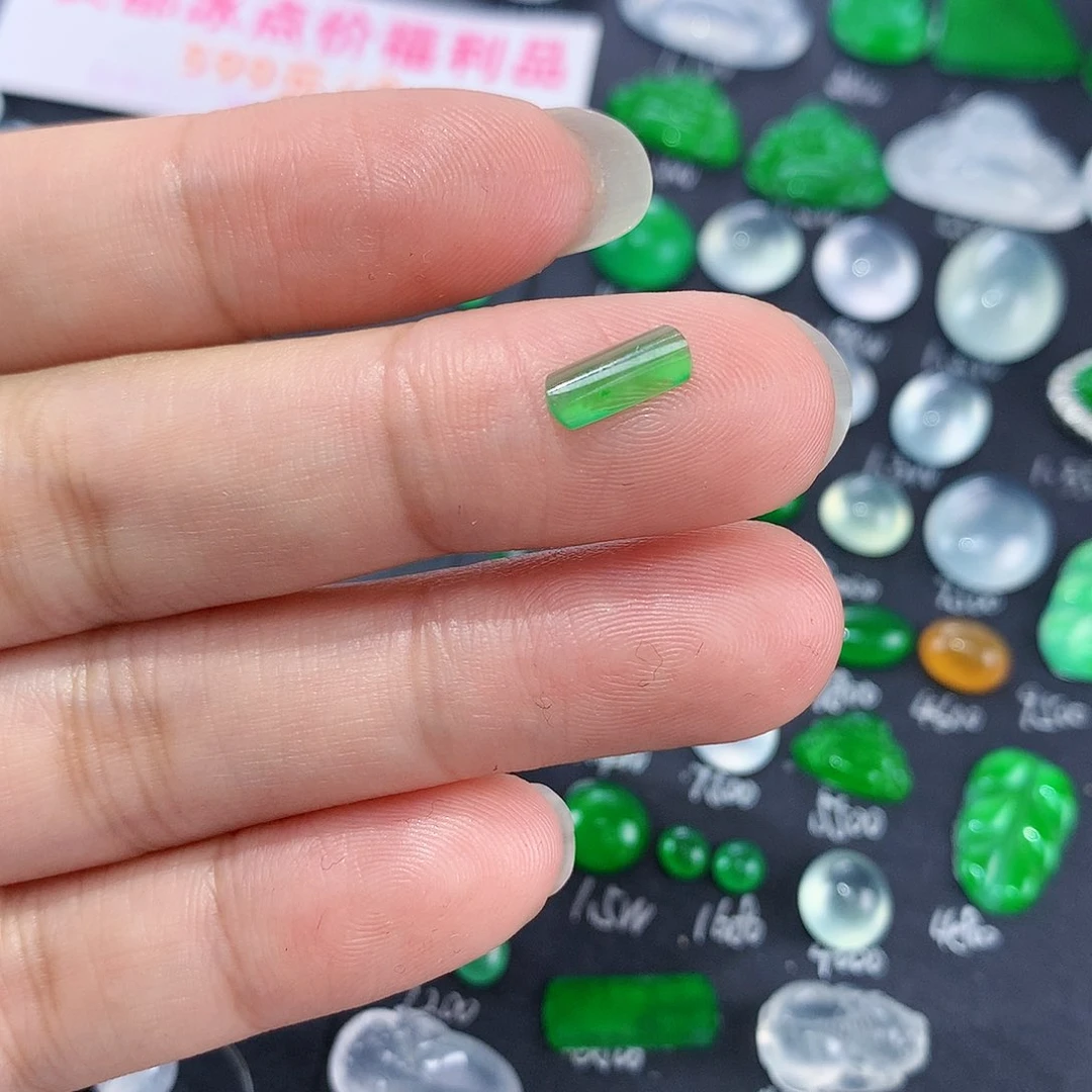 翡翠颈饰未镶嵌天然翡翠高冰马鞍
