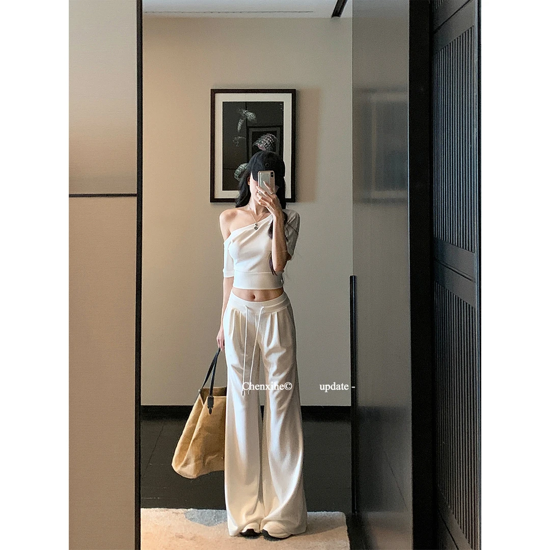 何晨曦 姐系魅力套装白色修身斜肩短款上衣宽松运动阔腿裤 T1041A