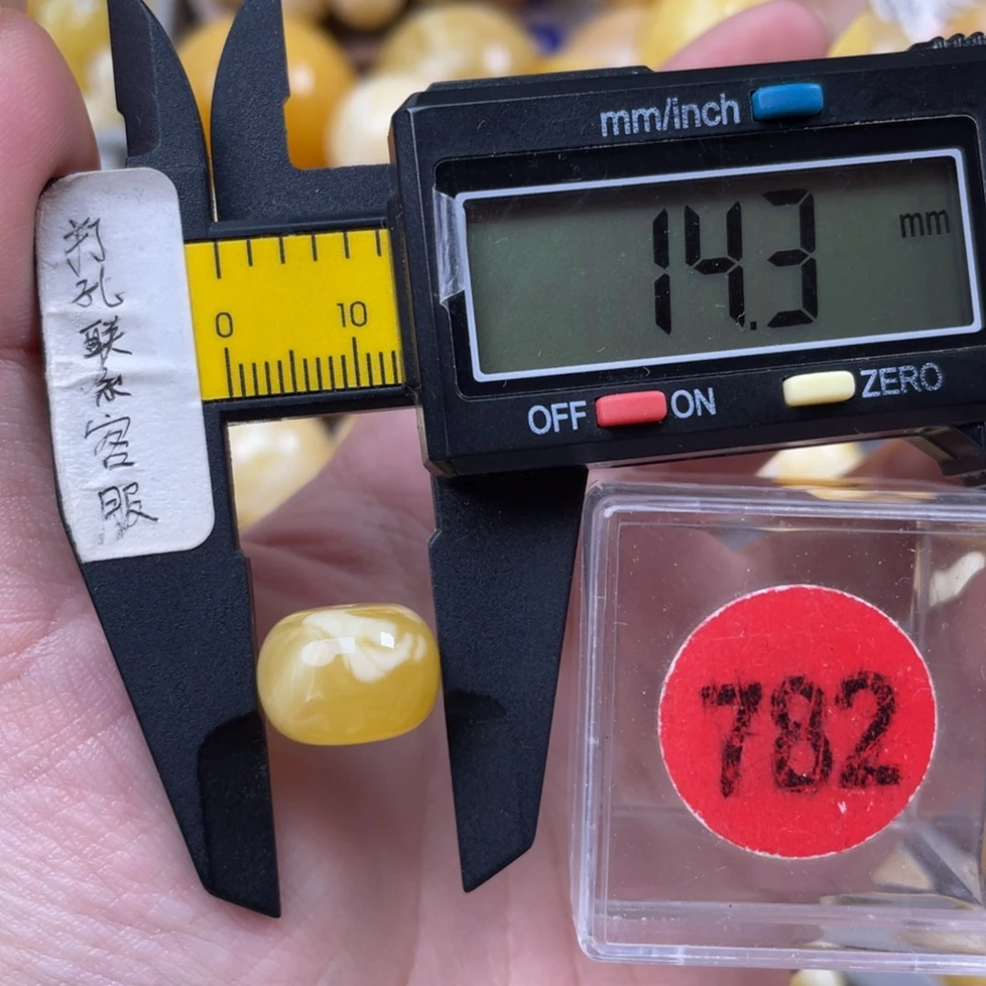 蜜蜡未镶嵌珠宝奇石