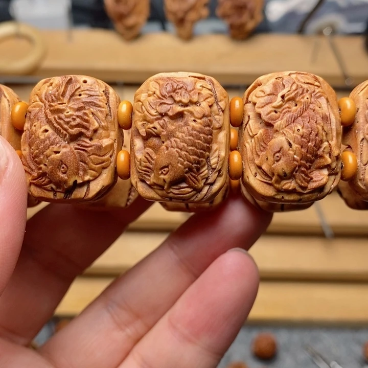 桃核雕刻鲤鱼手牌