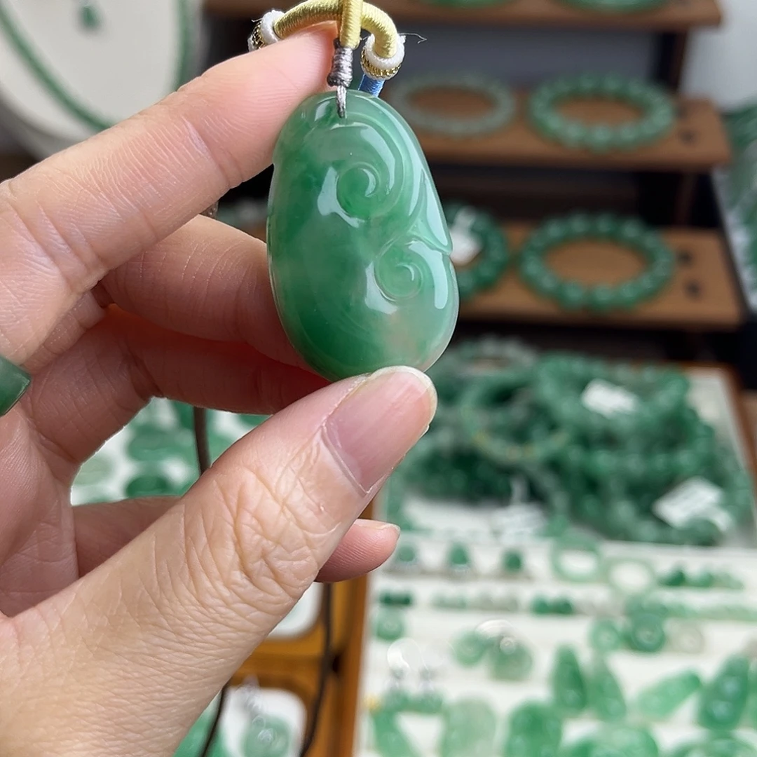 石英质玉（非洲翠）未镶嵌颈饰如意挂坠