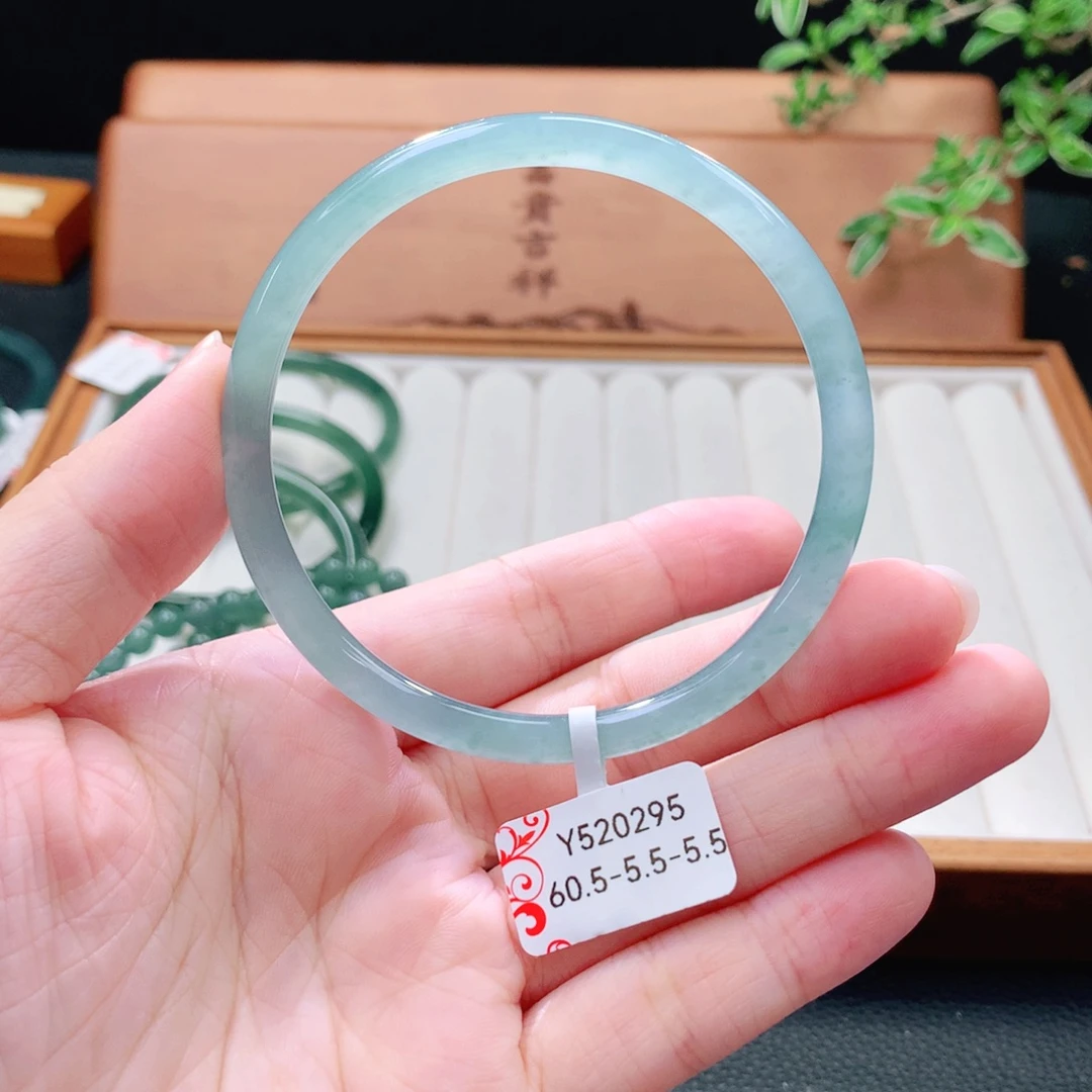 翡翠未镶嵌手镯（圆镯）