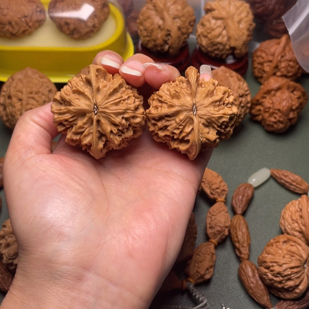 文玩核桃吊坠帝王狮子头