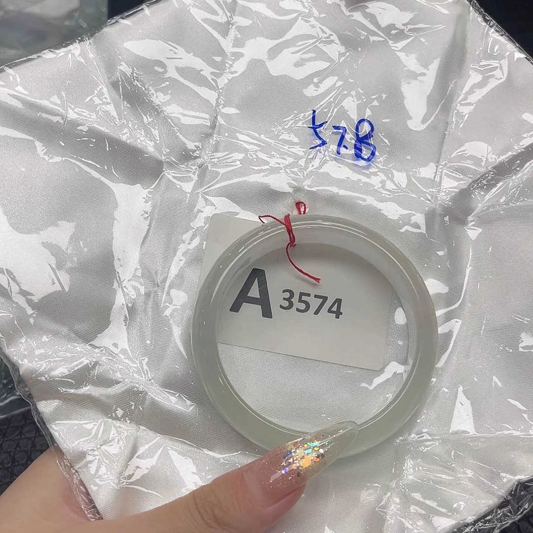 翡翠手镯未镶嵌默认瑕疵