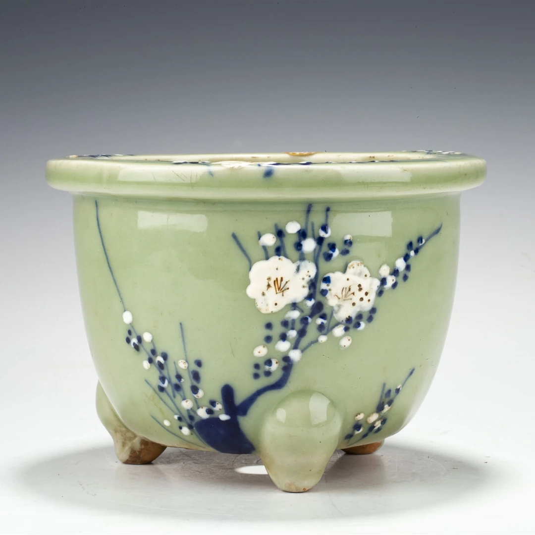 【拍卖-民国】·豆青釉青花堆白梅花纹三足花盆