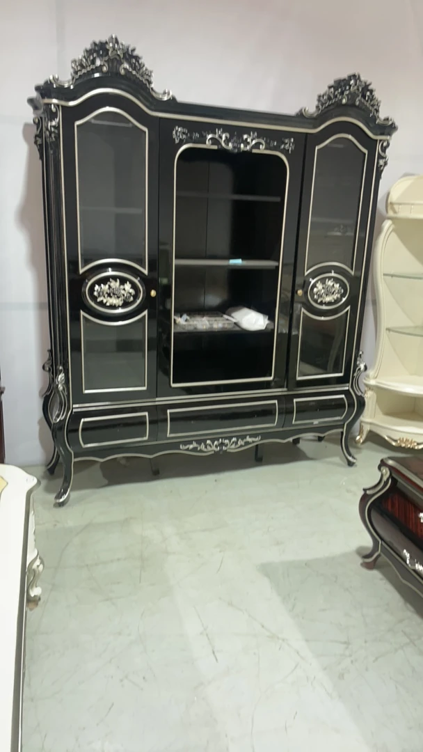 黑檀色描银四门酒柜