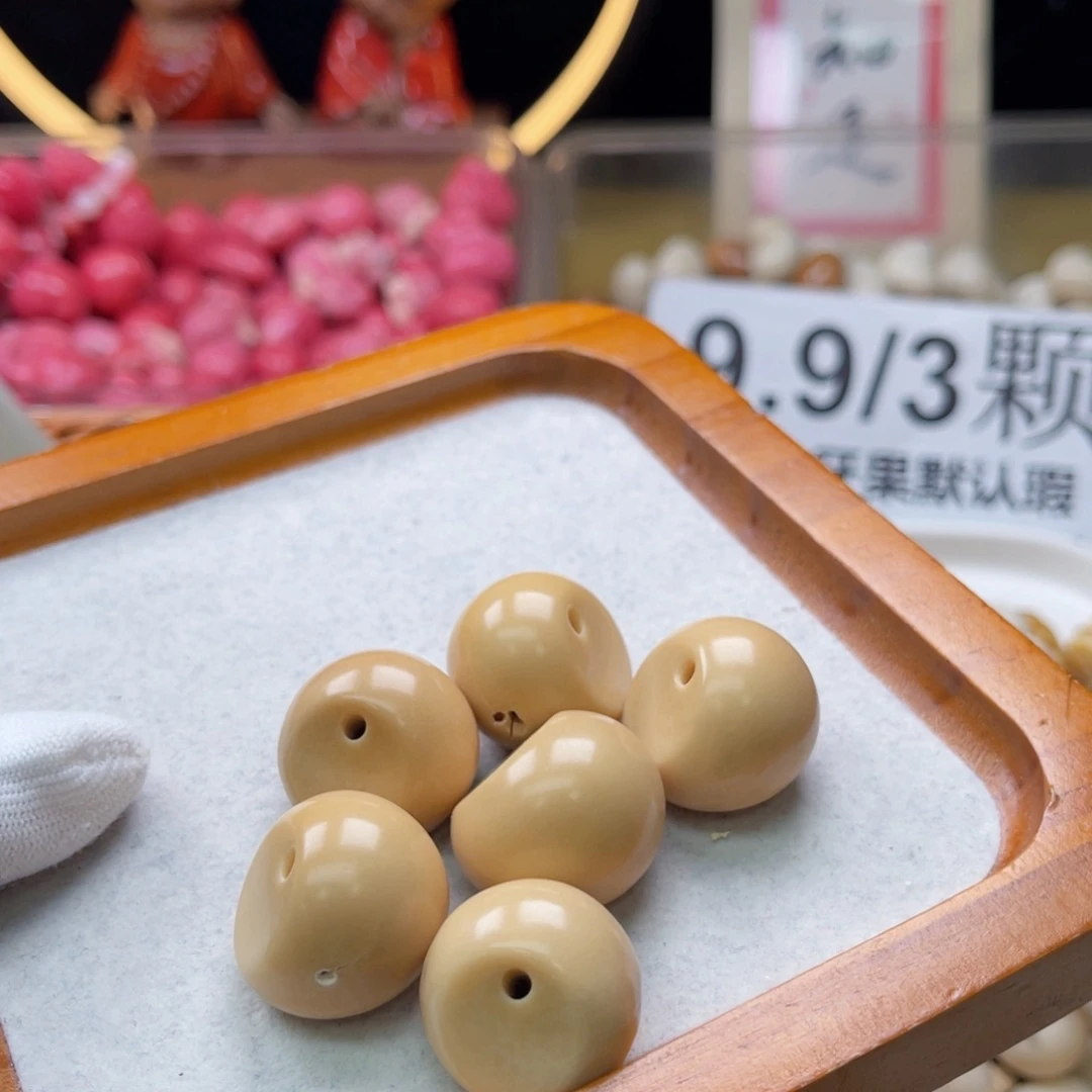 吊坠白玉菩提B28mm/3颗象牙果风化色蒜瓣瑕