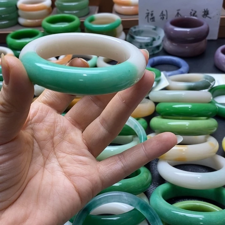 石英质玉手镯未镶嵌亲****猪