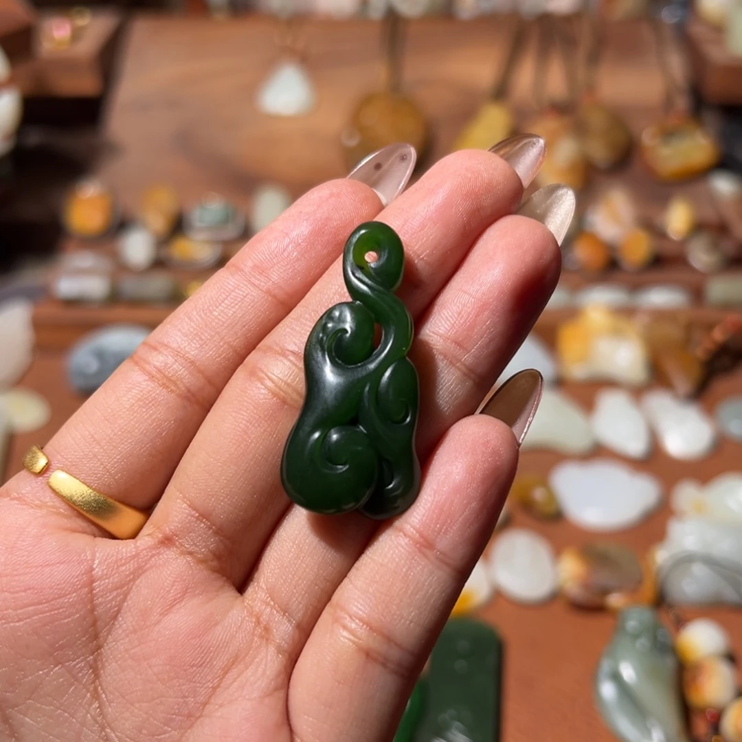 芒****和田玉未镶嵌颈饰