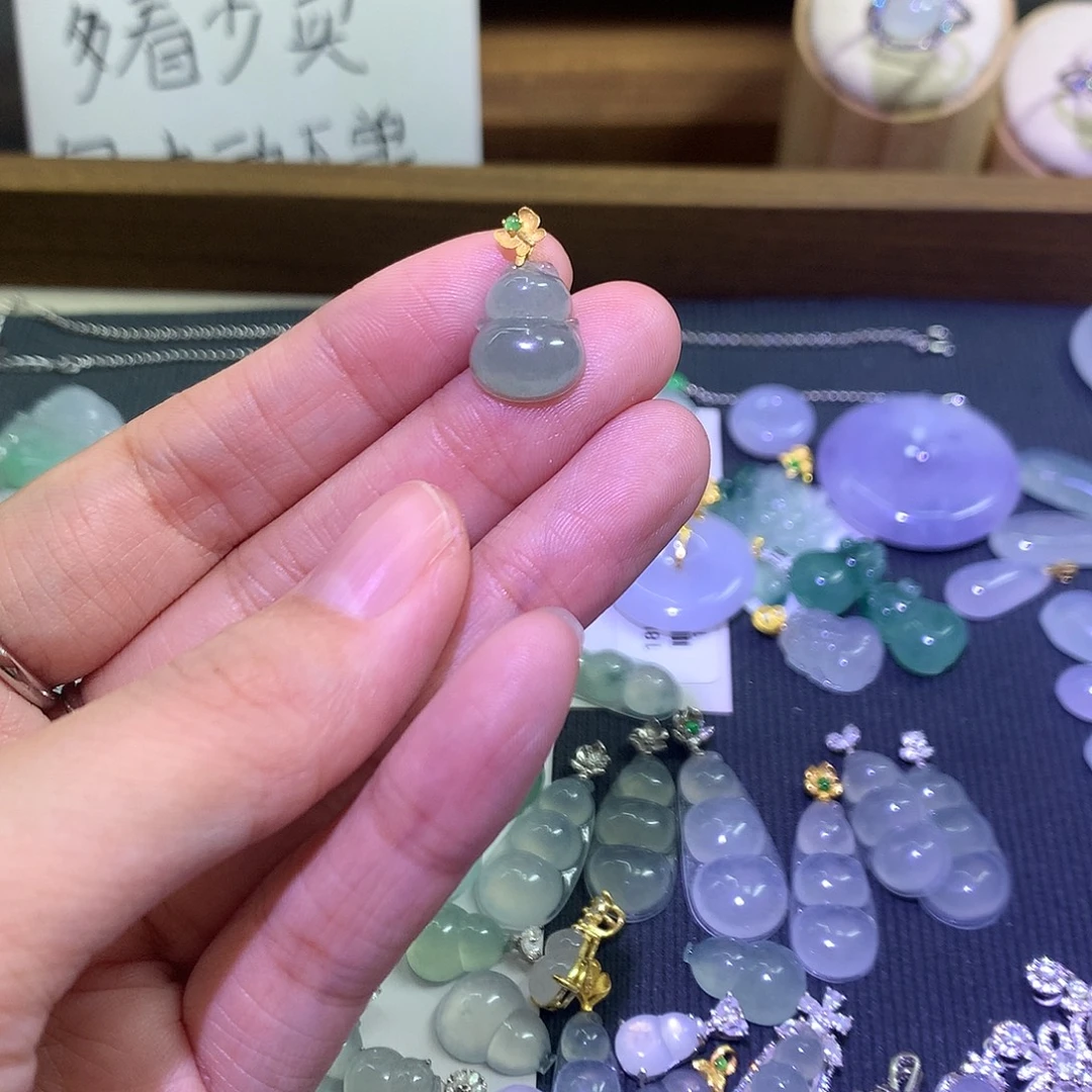 翡翠18K金镶嵌颈饰绿葫芦