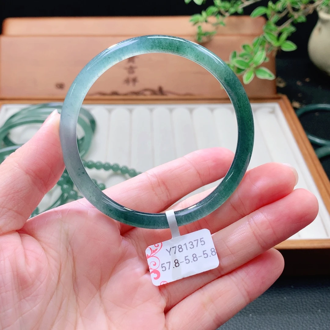 翡翠未镶嵌手镯（圆镯）