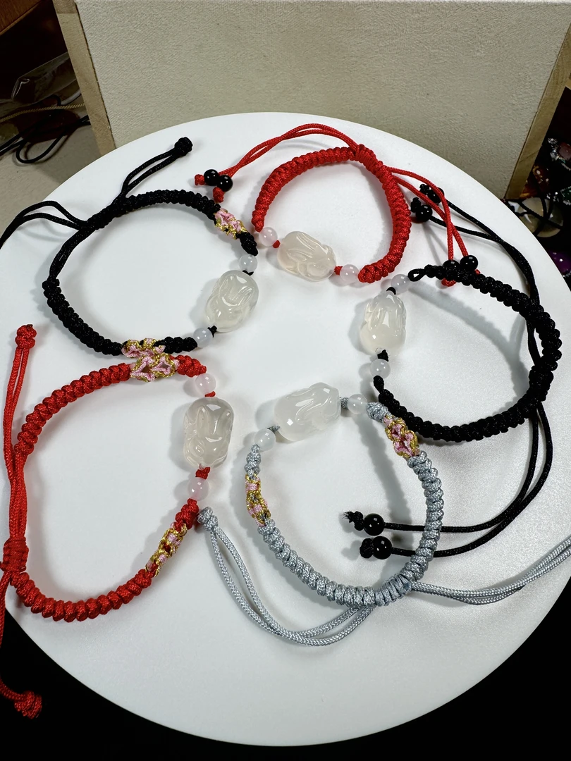 天然玛瑙玉髓趴趴兔手工编织成品手绳