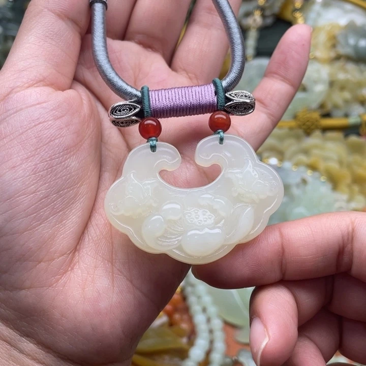 蛇纹石玉吊坠合金