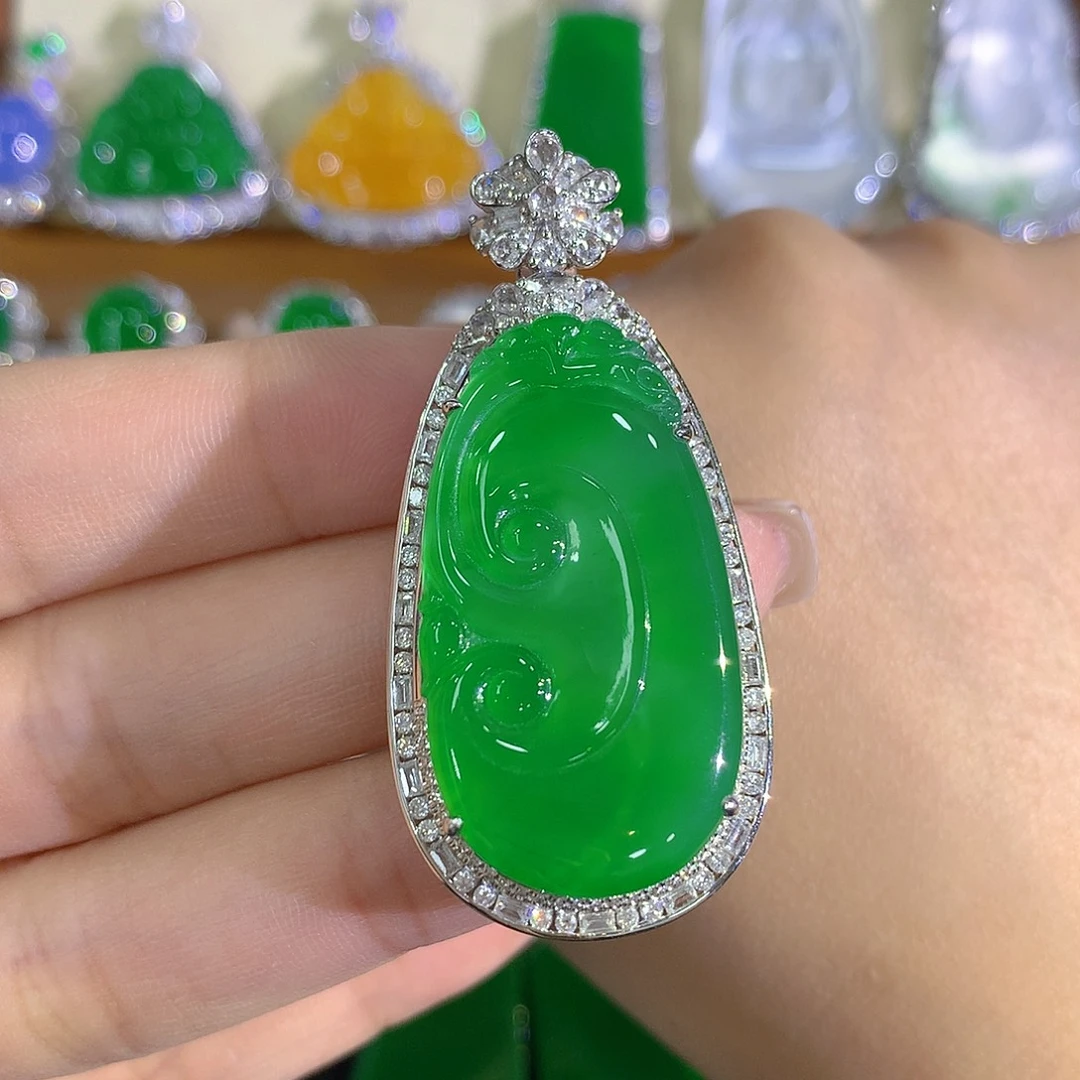 翡翠18K金镶嵌颈饰如意