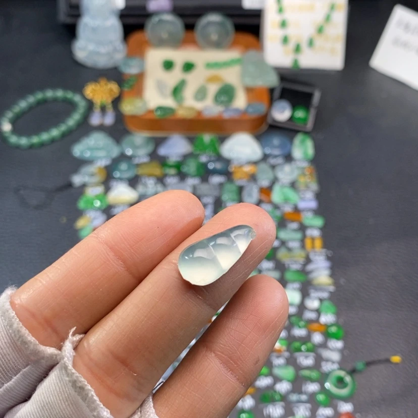 【闪购商品】翡翠挂件未镶嵌豆子