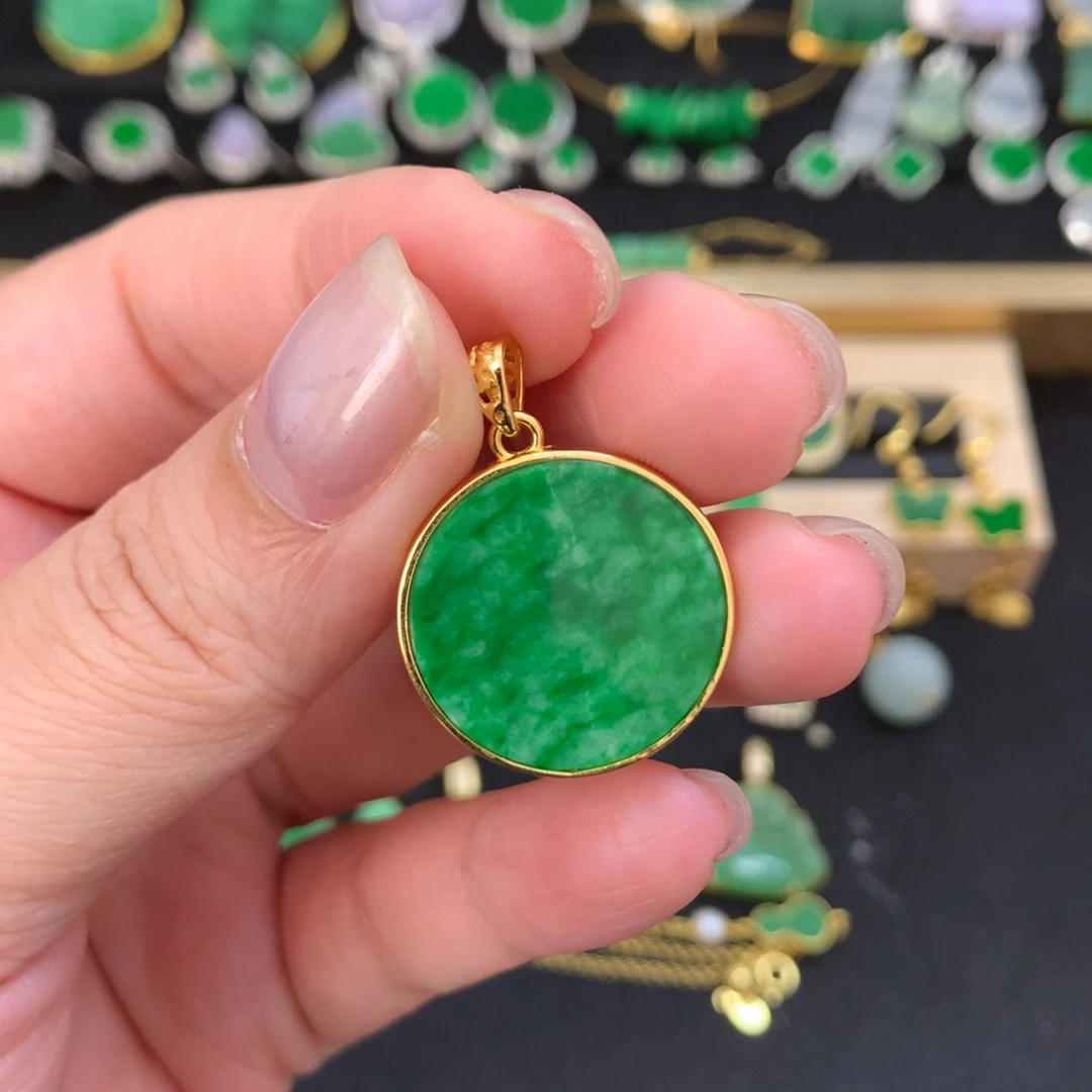 姚***红翡翠未镶嵌吊坠(不含链)有纹裂