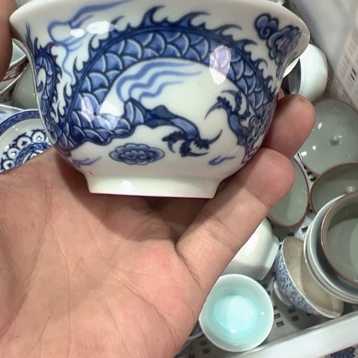 瓷片白青花铠甲龙压手杯微瑕