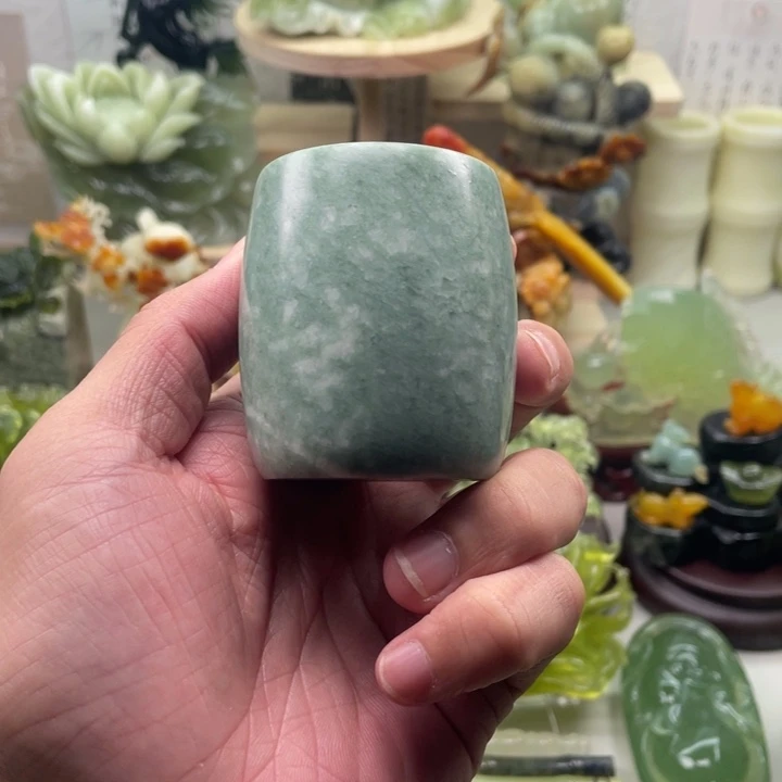 蛇纹石玉未镶嵌四大名玉杯子