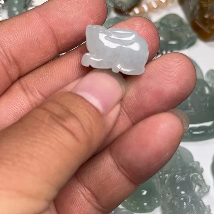 翡翠未镶嵌颈饰小白兔