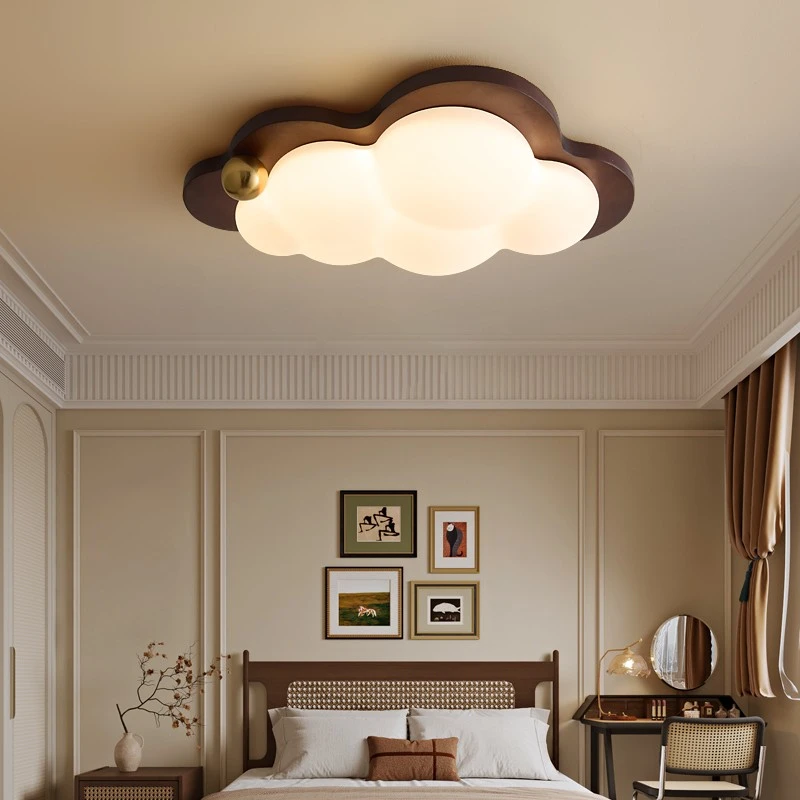 儿童房护眼吸顶灯创意云朵卧室灯具中古奶油风胡桃木色温馨卧室灯